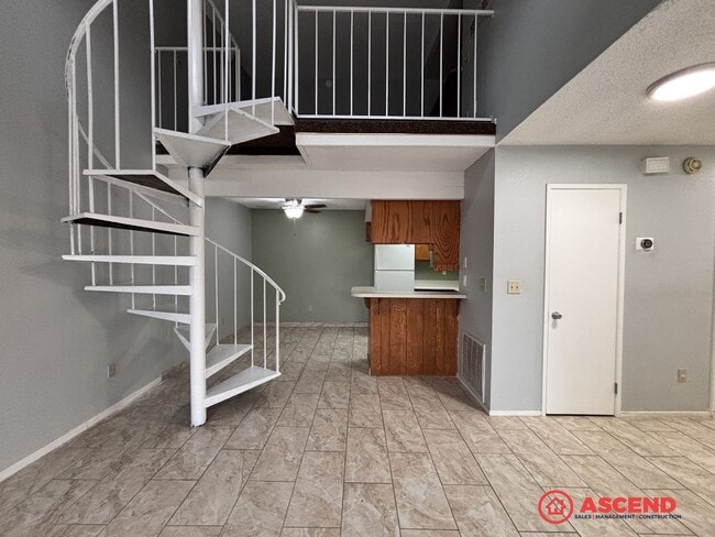 Building Photo - Cute 2 Bedroom Off Stockdale Hwy and California Ave!