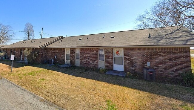 Building Photo - 425 Memorial Dr