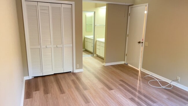 Building Photo - Great 2/2 In Woodcreek Village-Sublease