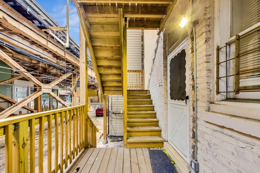 Building Photo - 3554 N Wilton Ave