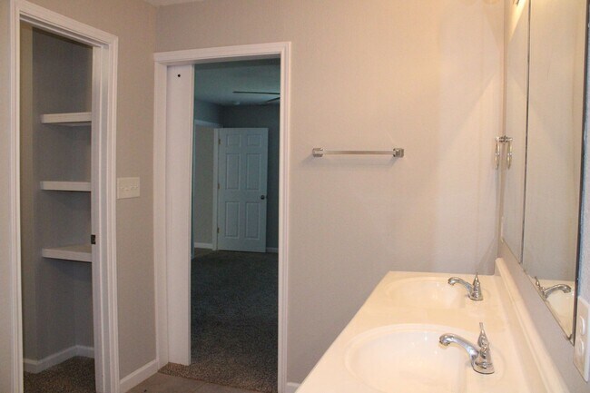 Building Photo - Meadow Brook