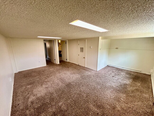 Building Photo - Freshly painted large home near Everett Mall AVAILABLE NOW