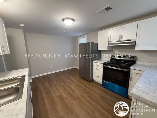 Building Photo - Freshly Renovated 3-Bedroom with Screened Porch
