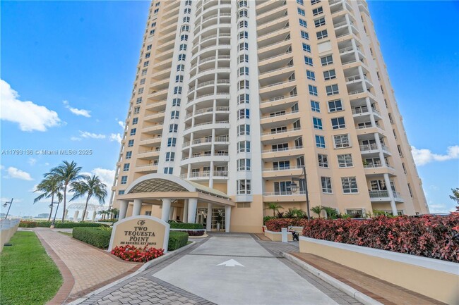 Building Photo - 808 Brickell Key Dr