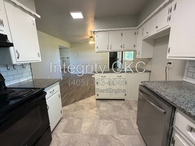 Building Photo - 5150 W Camp Dr