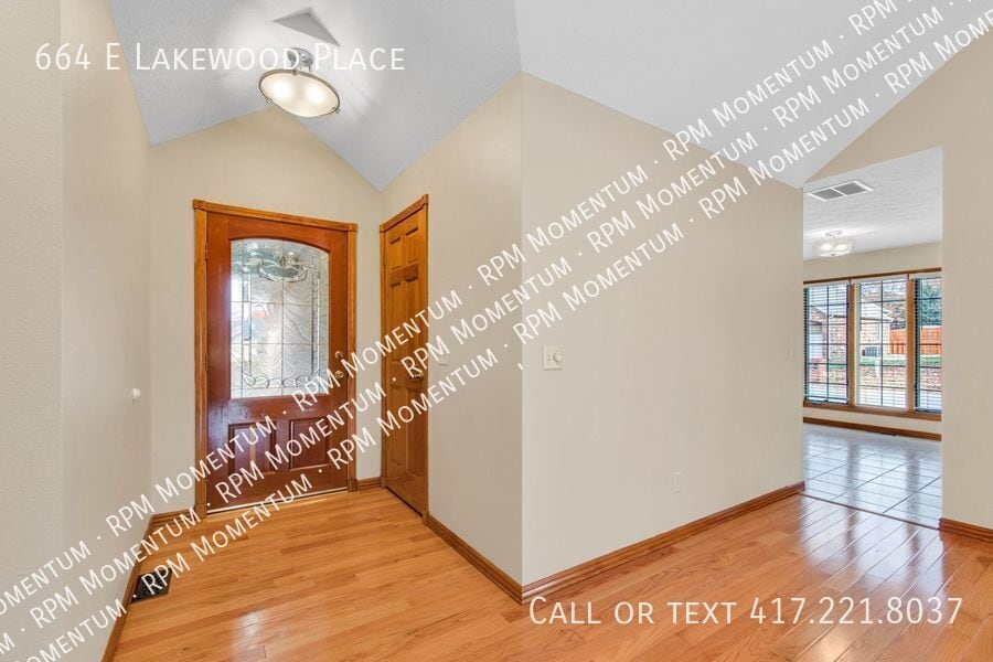 Building Photo - 664 E Lakewood St