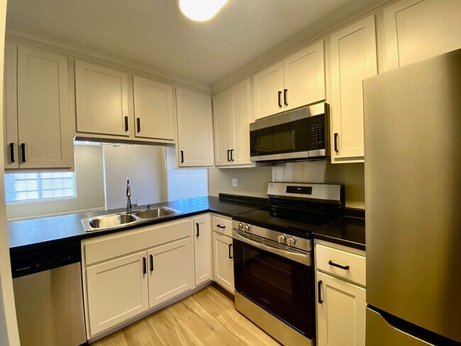 Building Photo - 701-703 Tracewood