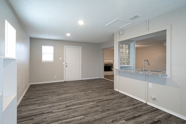 Building Photo - 1121 Via Del Rey