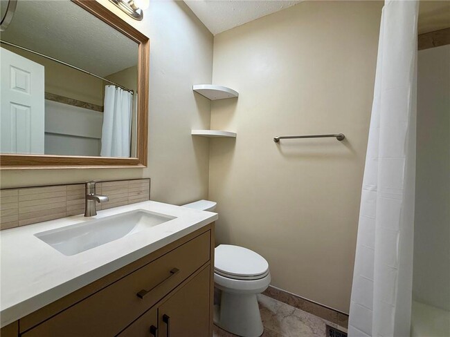 Building Photo - 405 Oak Harbor Ct