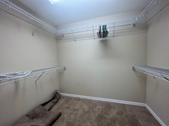 Building Photo - 4/3/2 HOME IN EDINA GARDEN OF EDEN