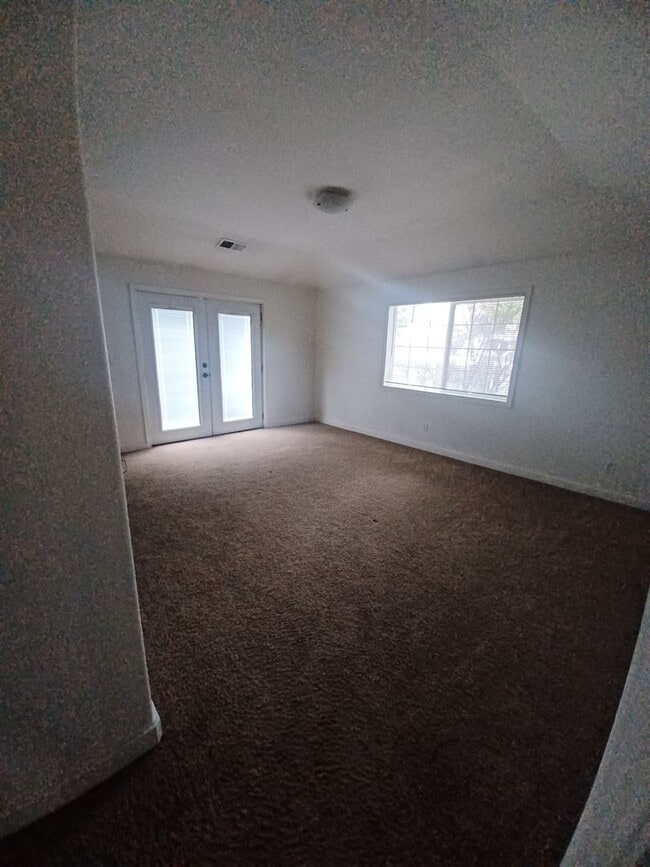 Building Photo - 3 Bedroom 2 Bath- House