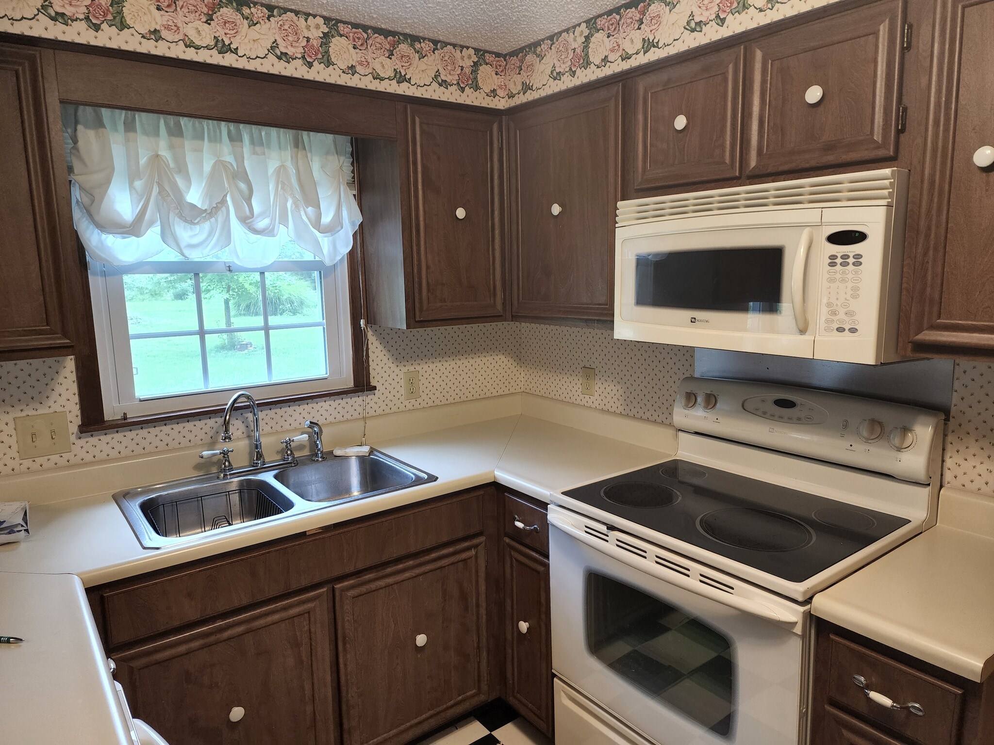 Building Photo - 6211 Country Club Rd