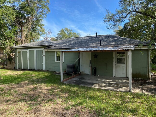 Building Photo - 2103 Holly Dr