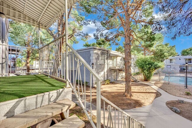 Building Photo - Very Nice 2bd/2ba Condo!! Gated Friendly Community w/ Pool!!