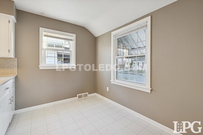 Building Photo - 4336 Lyman Ave