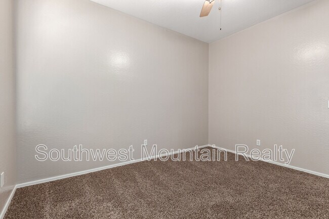 Building Photo - 45354 W Rhea Rd
