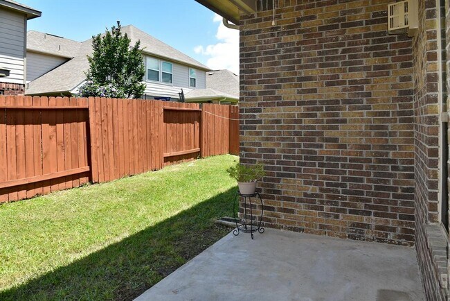 Building Photo - 2229 Maple Point Dr N