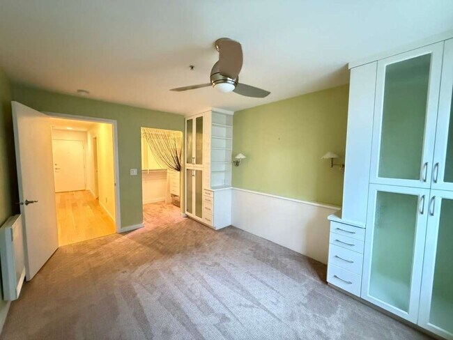 Building Photo - Two Bed Two Bath in Cap Hill (2 Parking Spaces and Storage Included!)