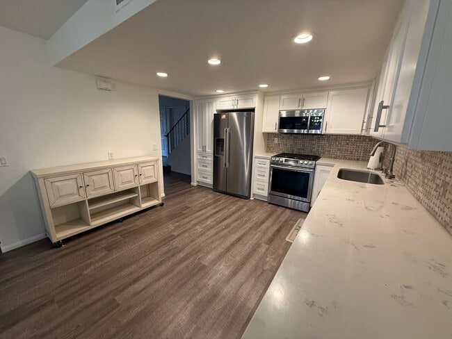 Building Photo - Beautiful 4-Bedroom Home in the Heart of Valencia!