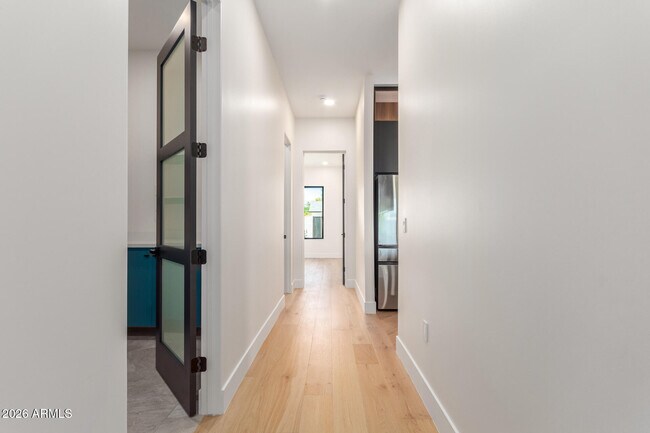 Building Photo - 3014 E Avalon Dr