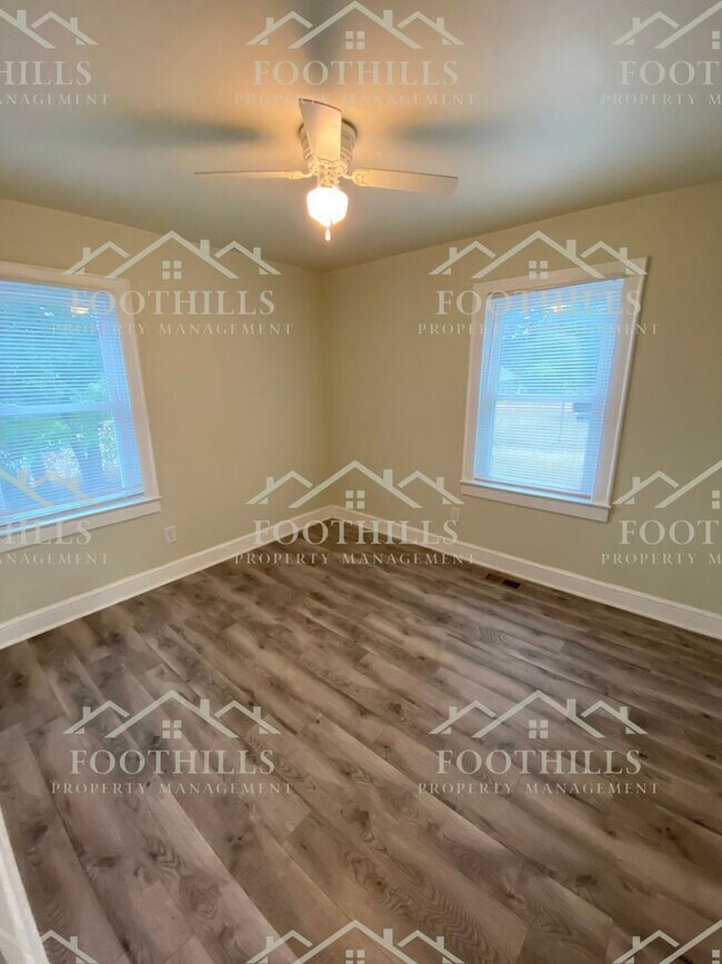 Building Photo - Quaint 2 bedroom, 1 bathroom single-family...