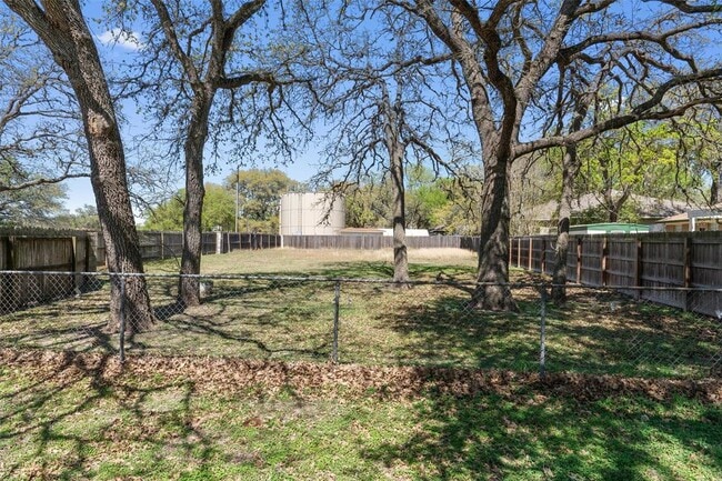 Building Photo - 312 Country Club Dr