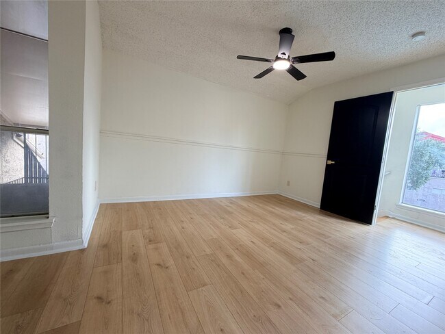 Building Photo - 10855 Meadowglen Ln