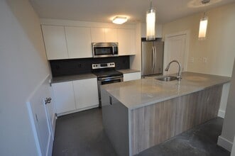 Building Photo - No Brokers Fee, Central Heat/AC, In-Unit Washer and Dryer, Large Fully Renovated, Eat-in Kitchen