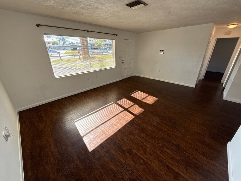 Building Photo - 90 S Davis St