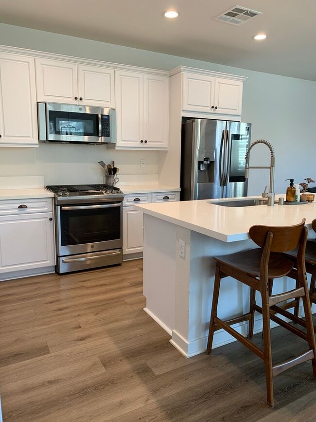 Building Photo - Beautiful Home 4bed/3 bath