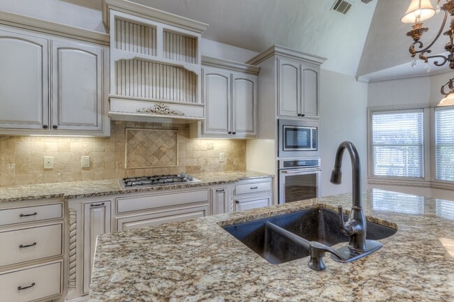 Building Photo - 11841 S Pittsburg Ave