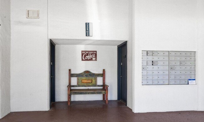 Building Photo - One Bedroom One Bath in Phoenix!