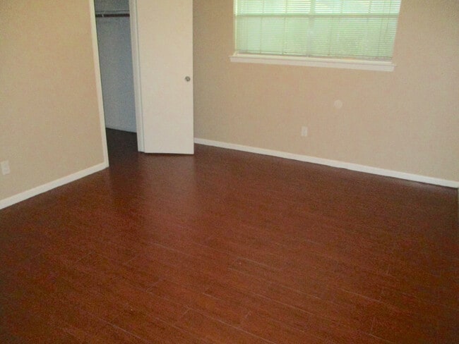 Building Photo - Beautifully updated condo in quite community