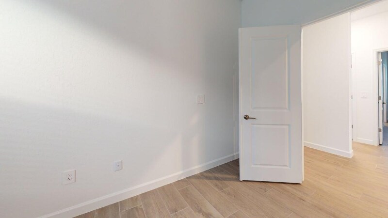 Building Photo - 7949 Lakes Edge Ln