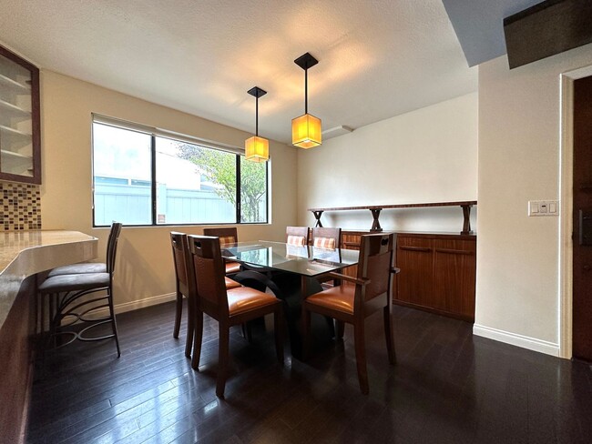 Building Photo - Beautiful Two-level Townhome in a West Hol...