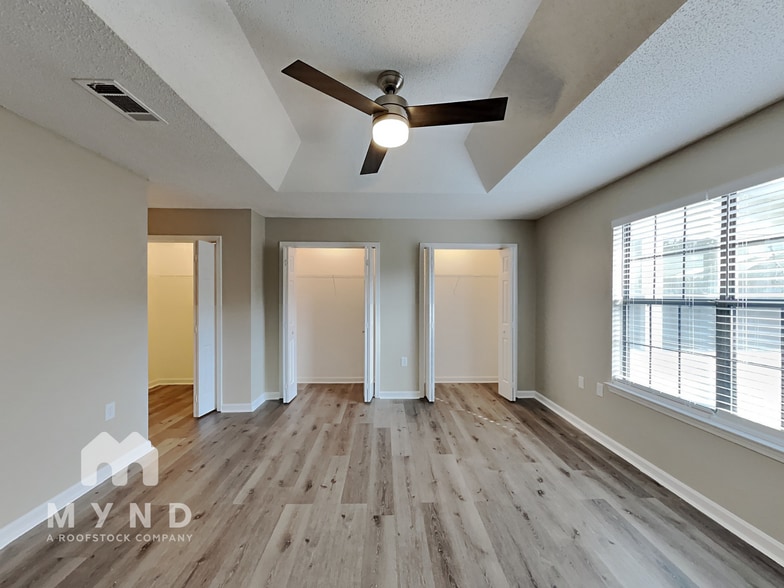 Building Photo - 208 Oak Cir N