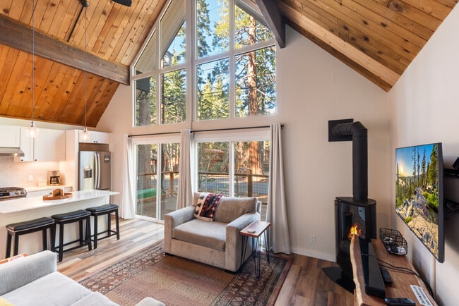 Building Photo - 319 Pine St