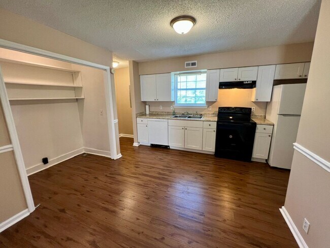 Building Photo - 2563 Carriage Dr