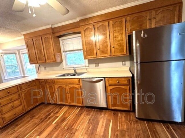 Building Photo - 105 Larkspur Ct