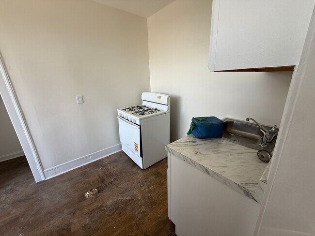 Building Photo - 7351 N Damen Ave