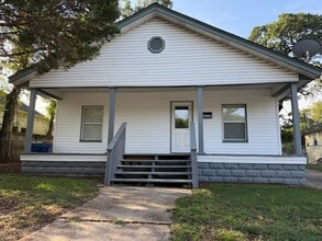Building Photo - HOUSE:  3 Bed, 1 bath, Large Yard, Newly R...