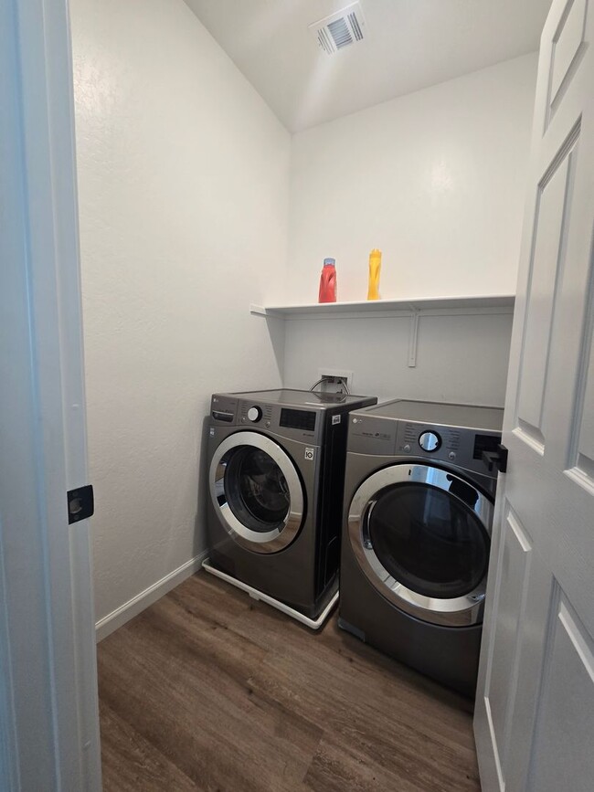 Building Photo - 3 BR 2 BA available Now