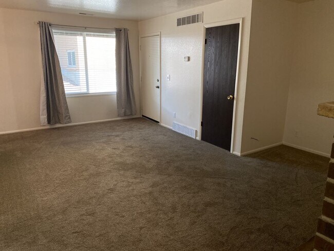 Building Photo - Super Cute 2 Bed 2 Bath in Murray