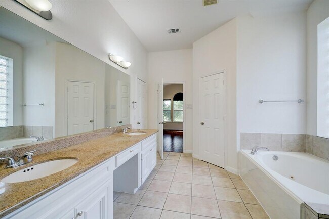 Building Photo - 11126 Sherwood Garden Dr