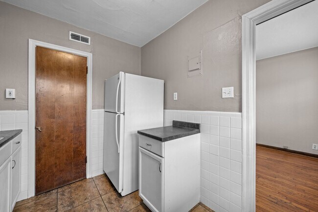 Building Photo - 5821 Lindenwood Ave