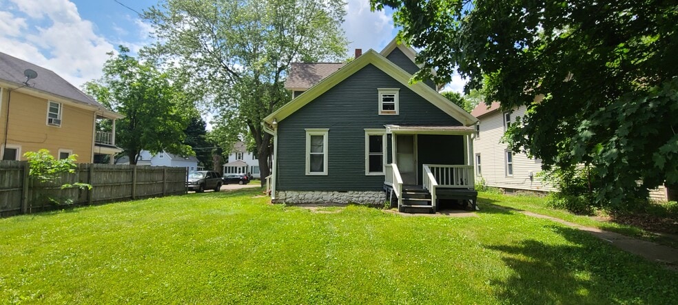 Back of House - 132 Union St N