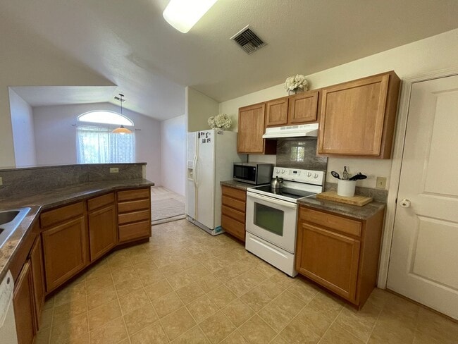 Building Photo - Kihei Three Bedroom
