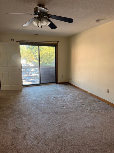 Living room - 166 Old Brookfield Rd