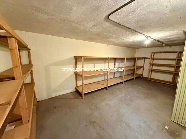 Building Photo - Beautiful 2 Bedroom Duplex - Fresh & Clean!