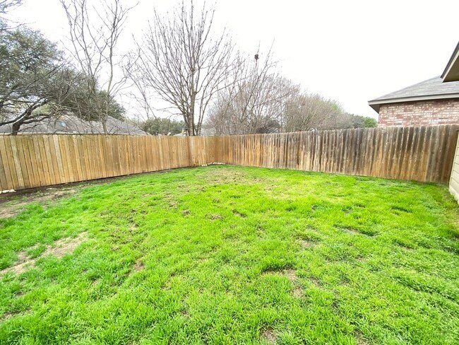 Building Photo - Walk to Historic Gruene / Fridge Included/ Gas Cooking / Fenced in Yard / CISD